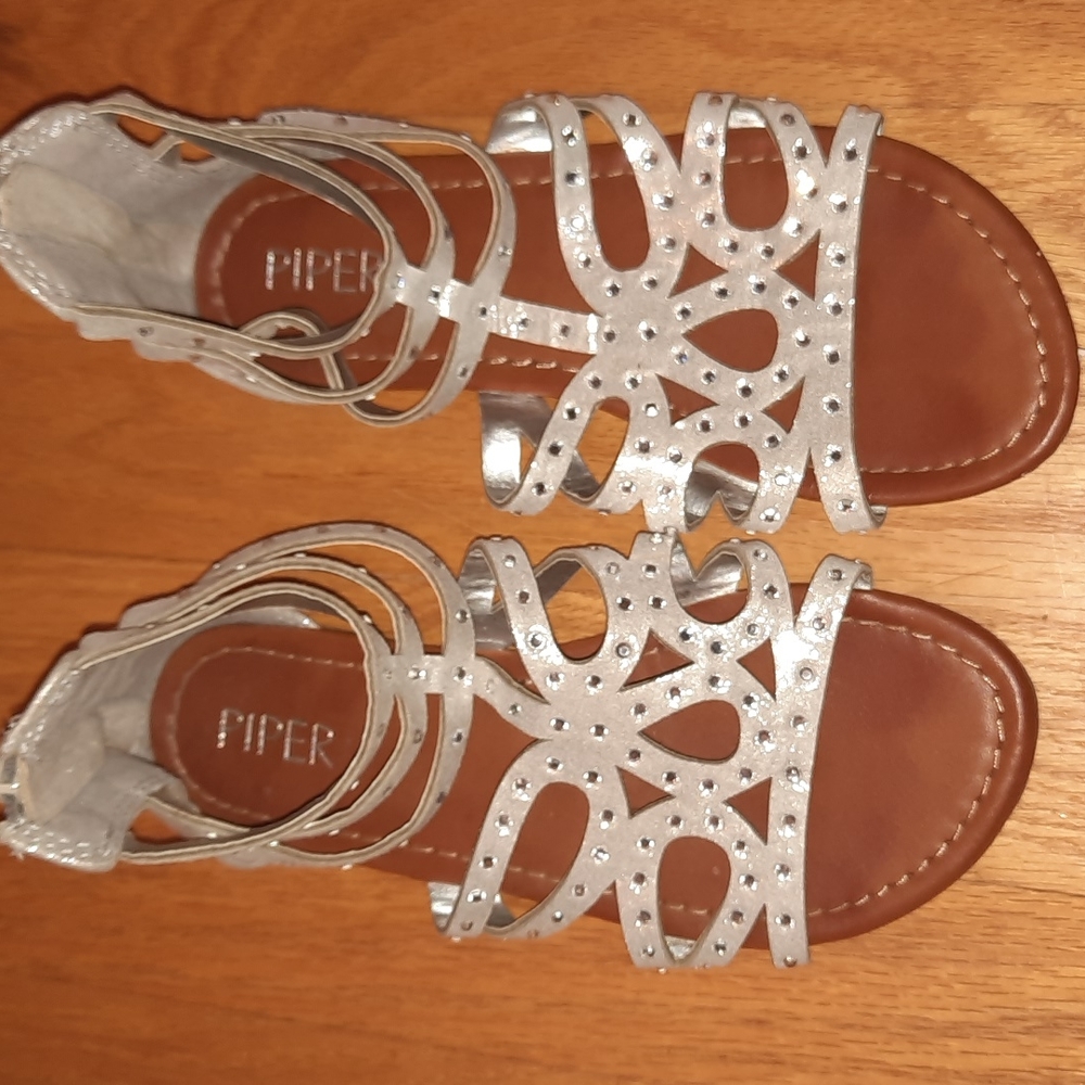 Sz 2 Sandals silver shimmer by Piper